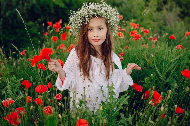 Niña pequeña con flores