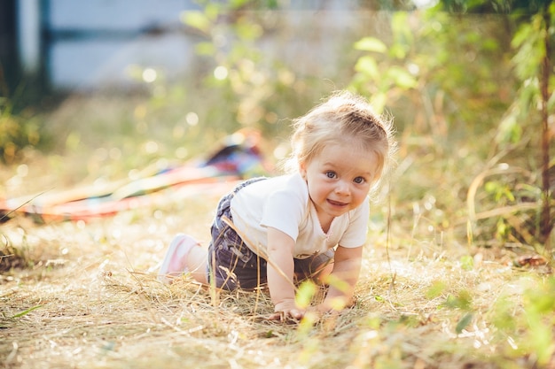 Niña pequeña gateando