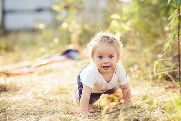 Niña pequeña gateando