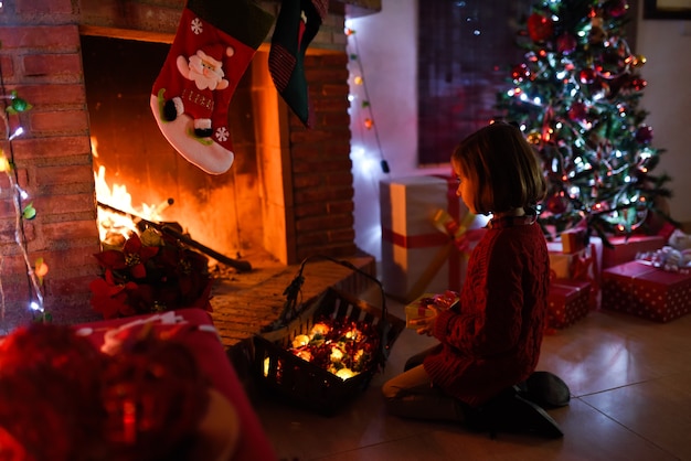 Niña pequeña en una habitación decorada para navidad