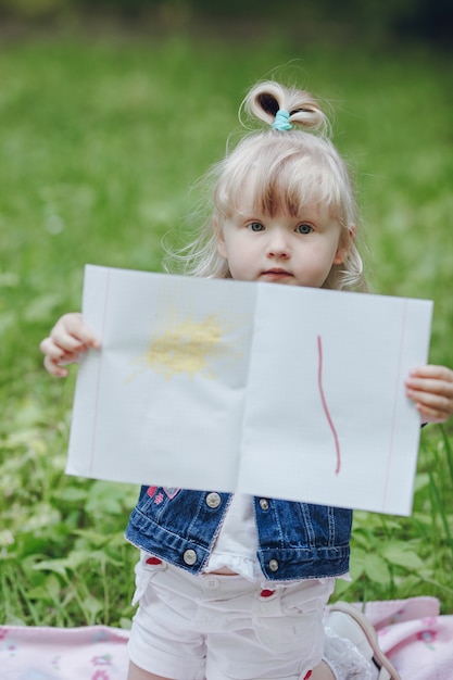 Foto gratuita niña pequeña haciendo un dibujo