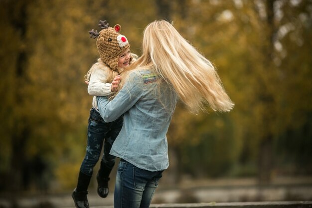 Niña pequeña jugando con su madre