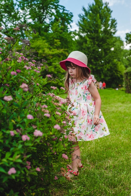 Niña pequeña mirando flores