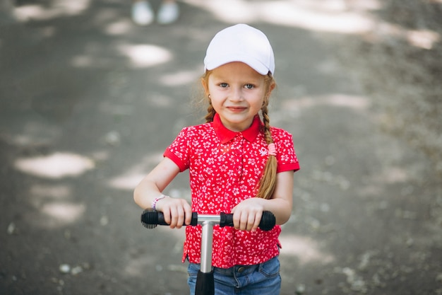 Niña pequeña en patín