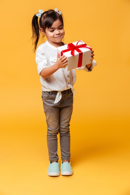 Niña pequeña de pie aislado