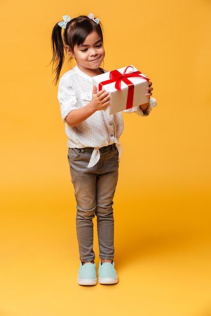 Niña pequeña de pie aislado