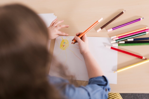 Foto gratuita niña pequeña pintando