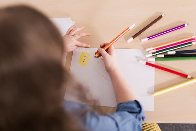 Niña pequeña pintando