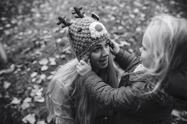 Niña pequeña poniendo un gorro a su madre