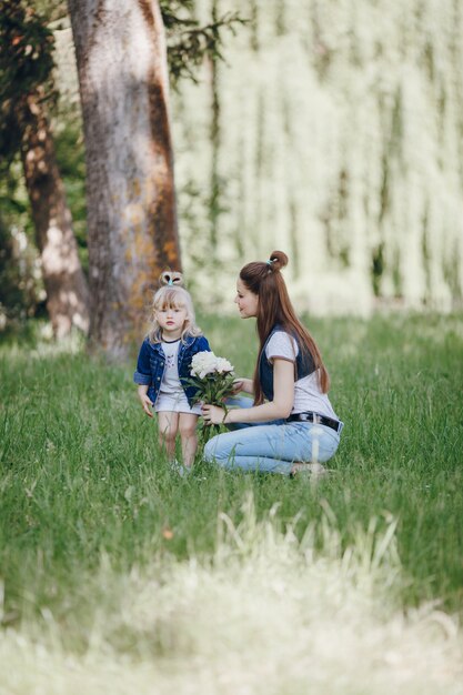 Niña pequeña con un ramo de flores blancas