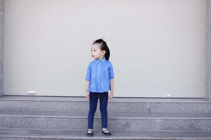 Niña pequeña con ropa vaquera