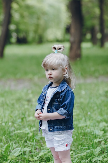 Niña pequeña rubia