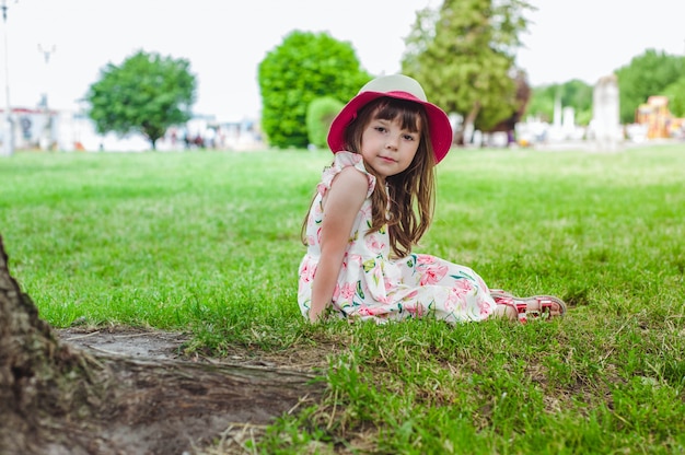 Niña pequeña sentada en el suelo