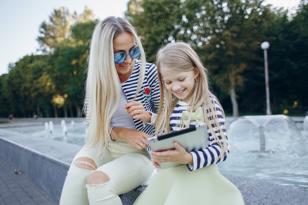 Niña pequeña sonriendo con una tablet en las manos