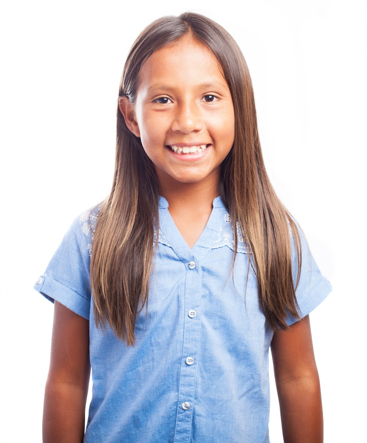 Foto gratuito niña pequeña sonriendo