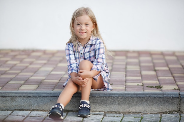 Foto gratuita niña pequeña sonriente al aire libre