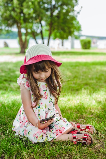 Niña pequeña con un teléfono