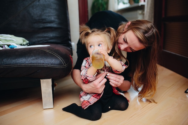 Foto gratuita niña pequeña tomandose un biberon