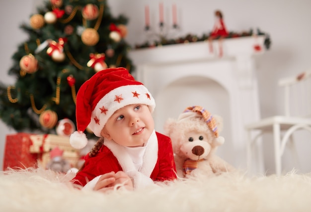 Niña pequeña vestida de papa noel