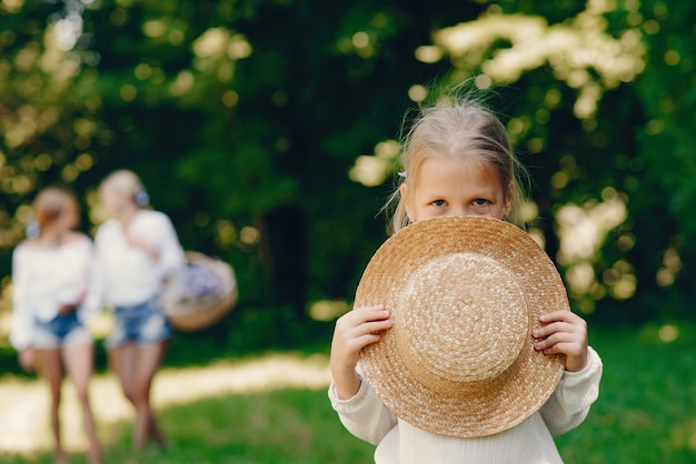 niña de pie en un parque