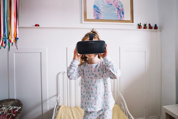 Niña en pijama y gafas VR