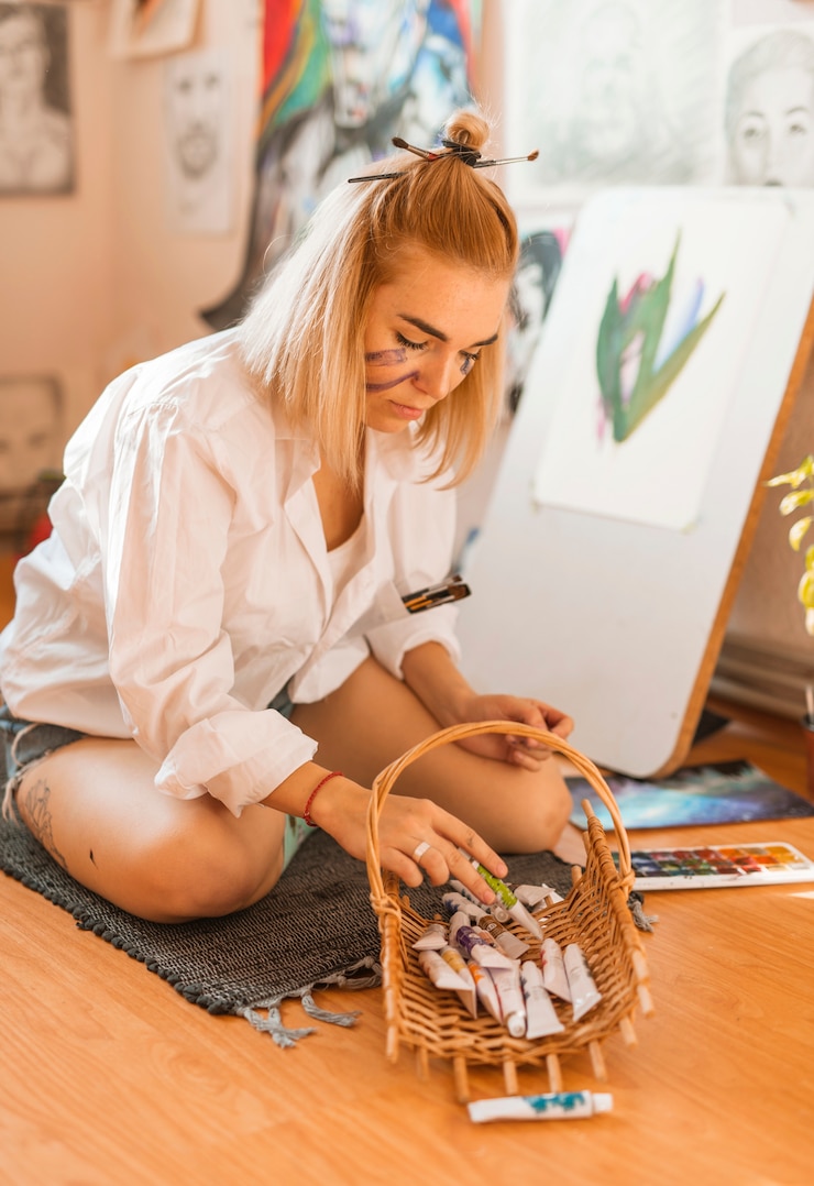 Foto gratuito niña pintando en casa