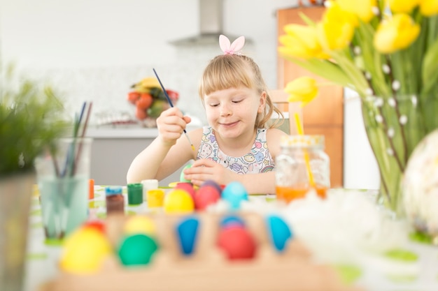 Niña pintando huevos de Pascua tradicionales