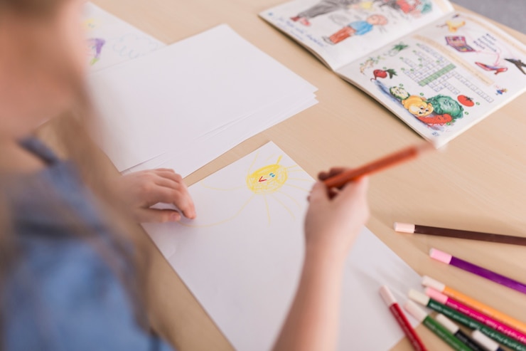 Foto gratuito niña pintando en mesa