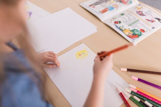 Niña pintando en mesa