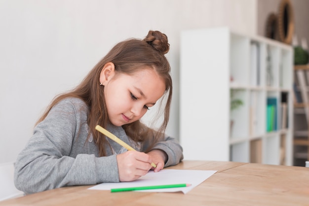 Niña pintando