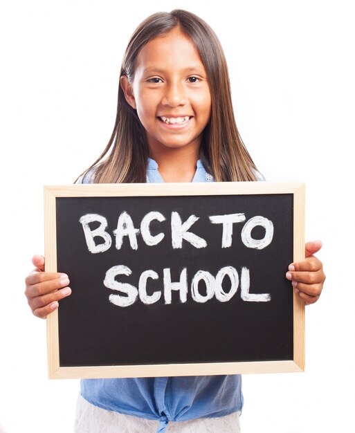 Niña con pizarra de vuelta al colegio