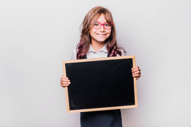 Niña con pizarra