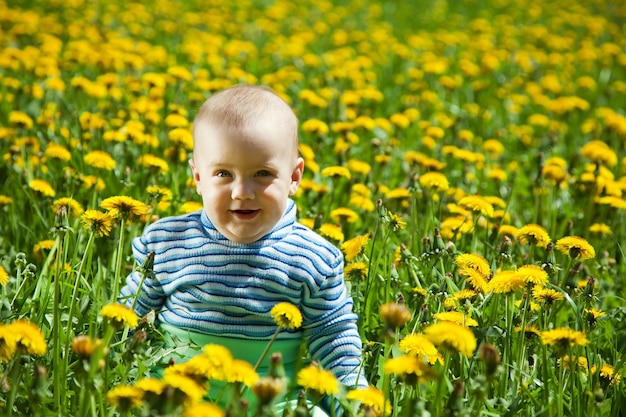 Niña en planta de diente de león