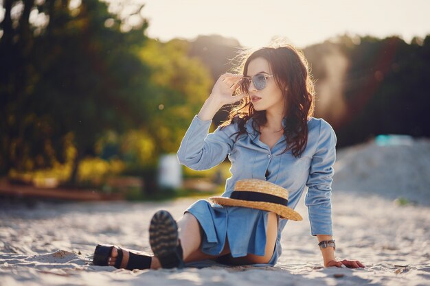 niña en la playa