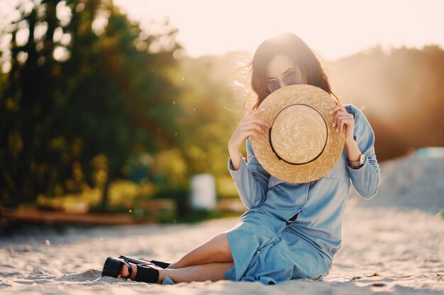 niña en la playa