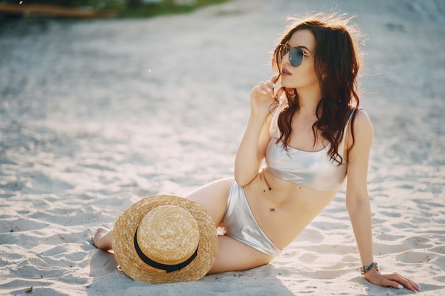 niña en la playa