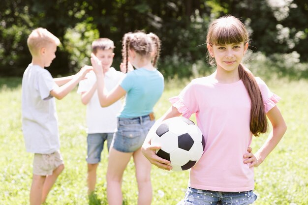 Niña, posar, con, pelota del balompié