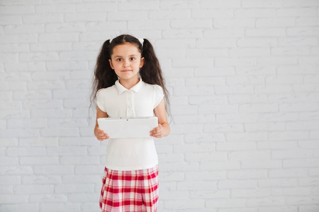 Niña, posición, tenencia, tableta, Mirar fijamente