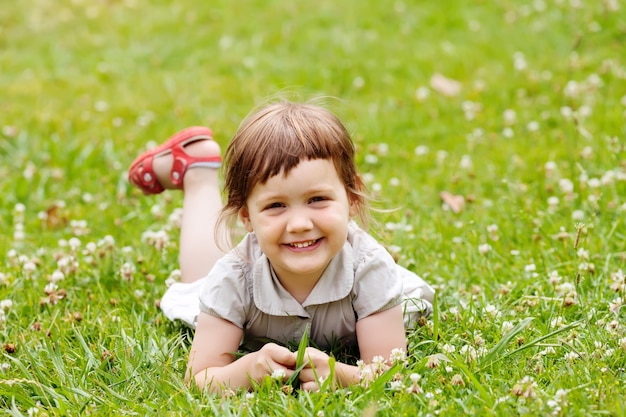 Niña en el prado de verano