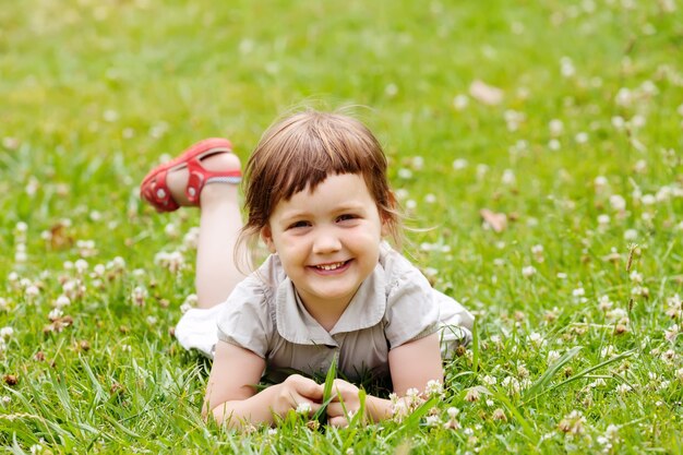 Niña en el prado de verano