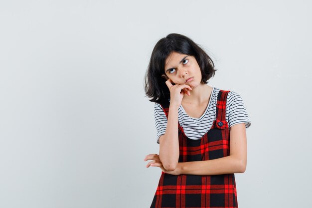 Niña preadolescente en camiseta