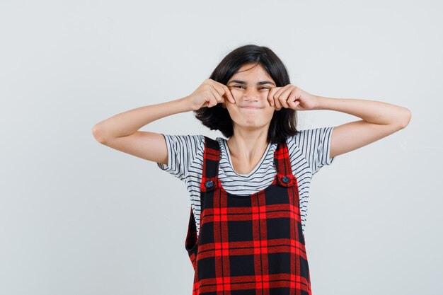 Niña preadolescente en camiseta