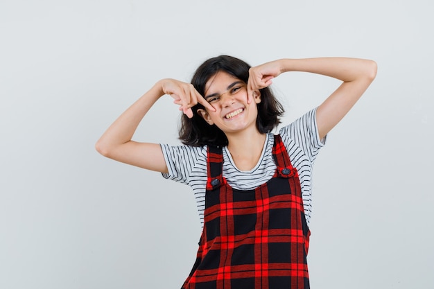 Foto gratuita niña preadolescente en camiseta