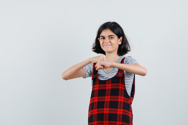 Niña preadolescente en camiseta