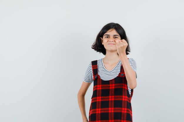 Niña preadolescente en camiseta