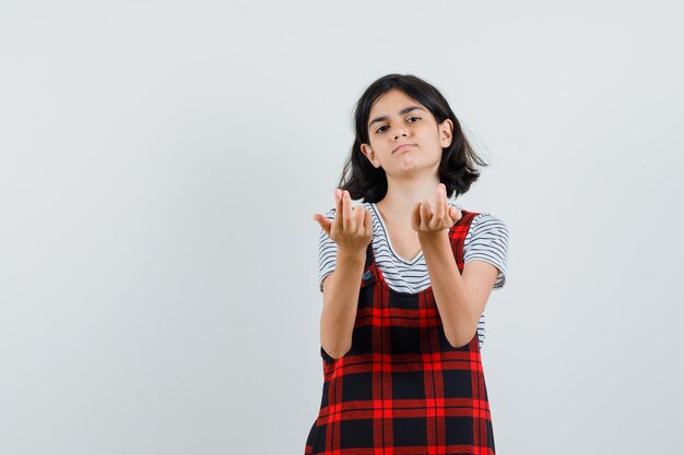 Niña preadolescente llamando a alguien cerca de ella en camiseta