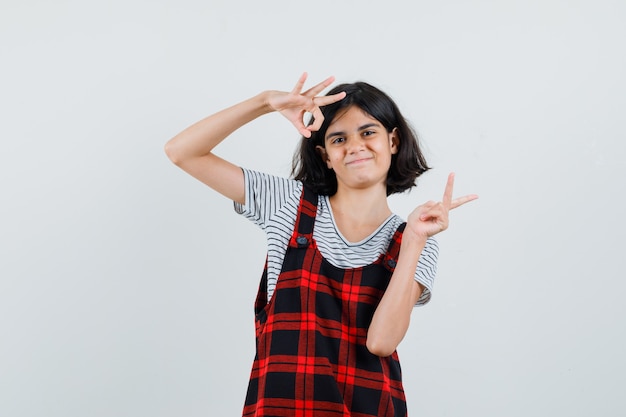 Niña preadolescente mostrando gesto ok en camiseta