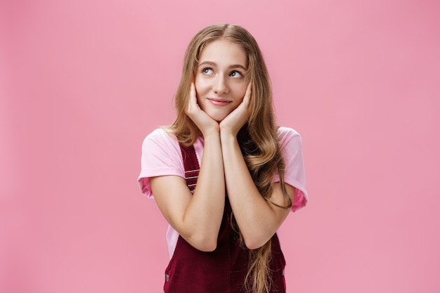 Niña se pregunta si tiene dulces en la nevera retrato de mujer joven encantadora soñadora en traje de moda l ...