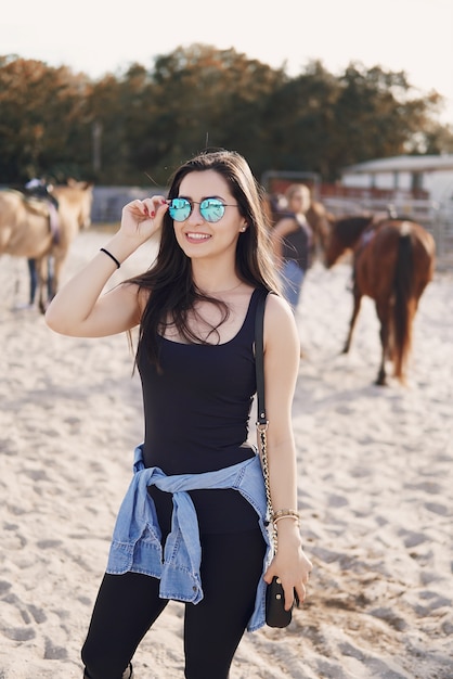 Niña preparándose para montar a caballo