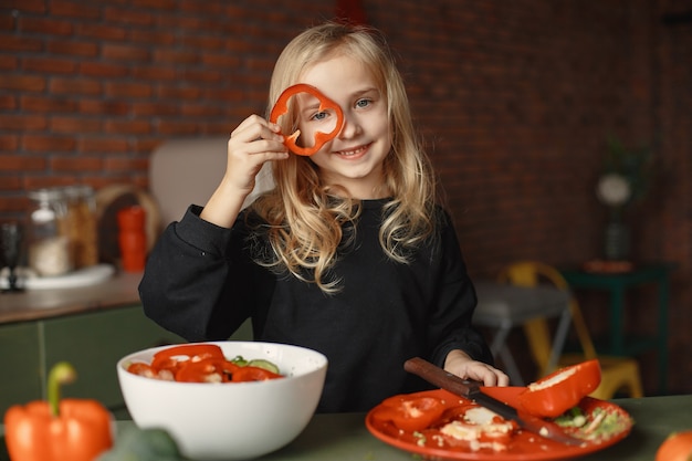 Foto gratuita niña preparar salan en una cocina